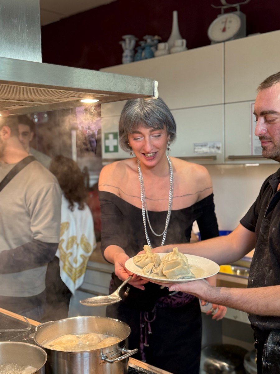 Frisch zubereitete Teigtaschen werden dampfend auf einem Teller serviert